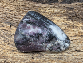Eudialiet handsteen