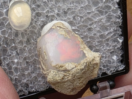 Ethiopisch of welo opaal ruw stukje in doosje met cabochon