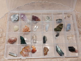 Verzameldoosje met 24 bijzondere ruwe kristallen of mineralen