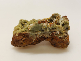 Wulfeniet met groene mimetiet cluster