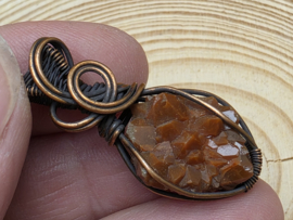Hematietkwarts hanger in koperdraad, gewrapped door Karin Keur