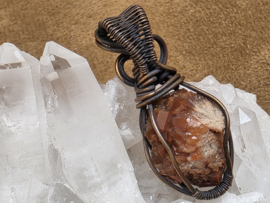 Hematietkwarts hanger in koperdraad, gewrapped door Karin Keur