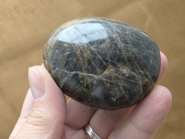 Zwarte maansteen handsteen