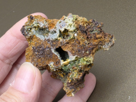 Wulfeniet met groene mimetiet cluster