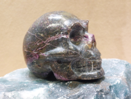 Stichtiet met serpentijn human skull, Australië