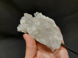 Bergkristal cluster op standaard uit Brazilië