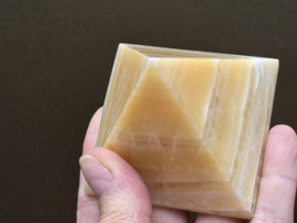 Oranje calciet piramide