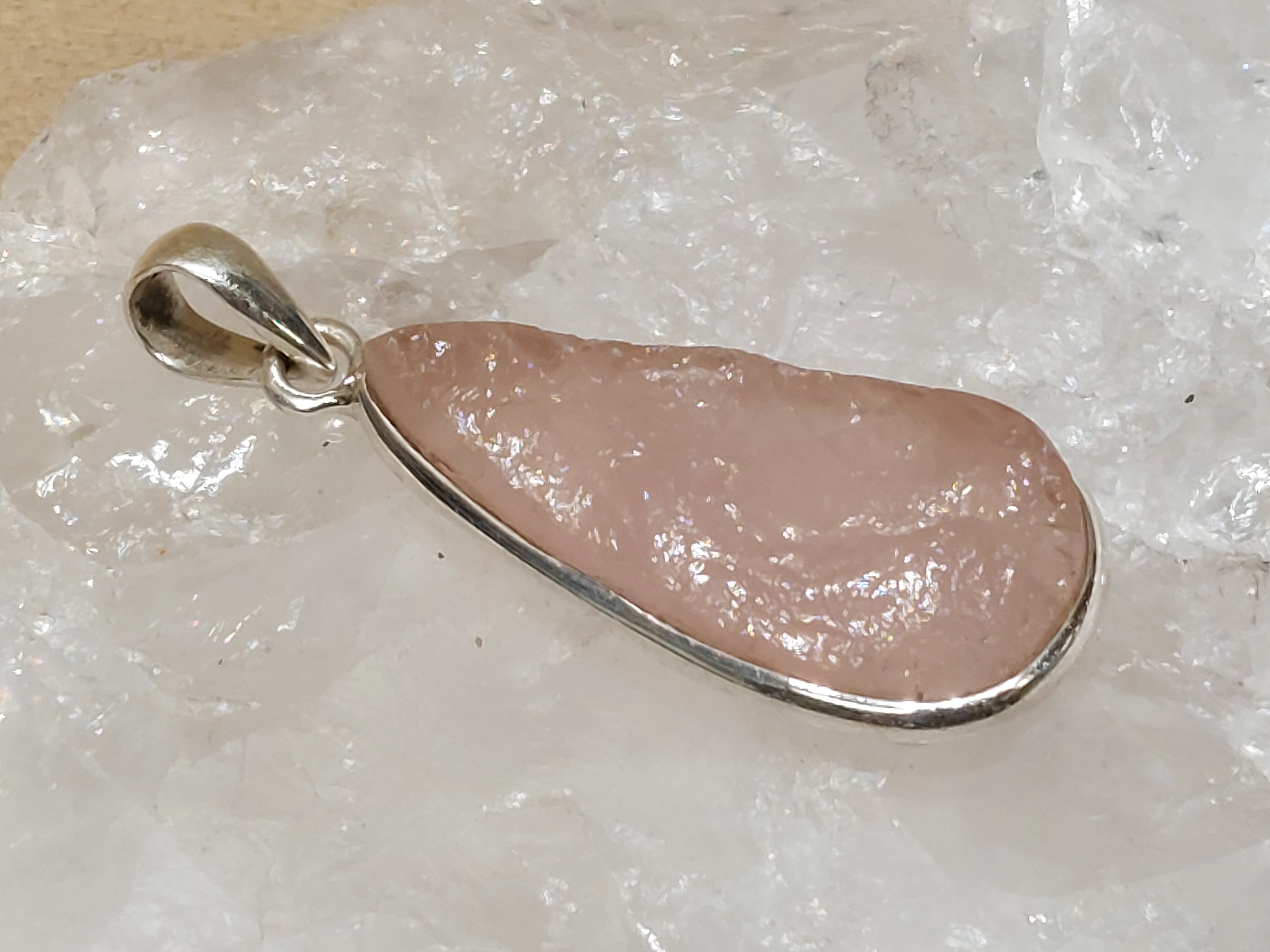 Rozenkwarts hanger in zilver ruw