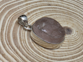 Rozenkwarts hanger in zilver ruw