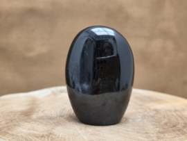 Zwarte toermalijn sculptuur