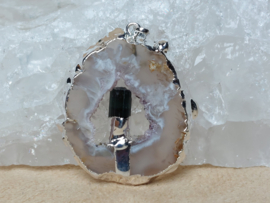 Agaat geode hanger in kneedbaar zilver met toermalijn
