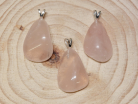 Rozenkwarts hanger met zilveren oogje