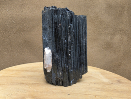 Zwarte toermalijn ruw stuk met gouden mica, hematiet en albiet