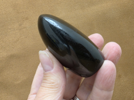 Zwarte toermalijn sculptuur