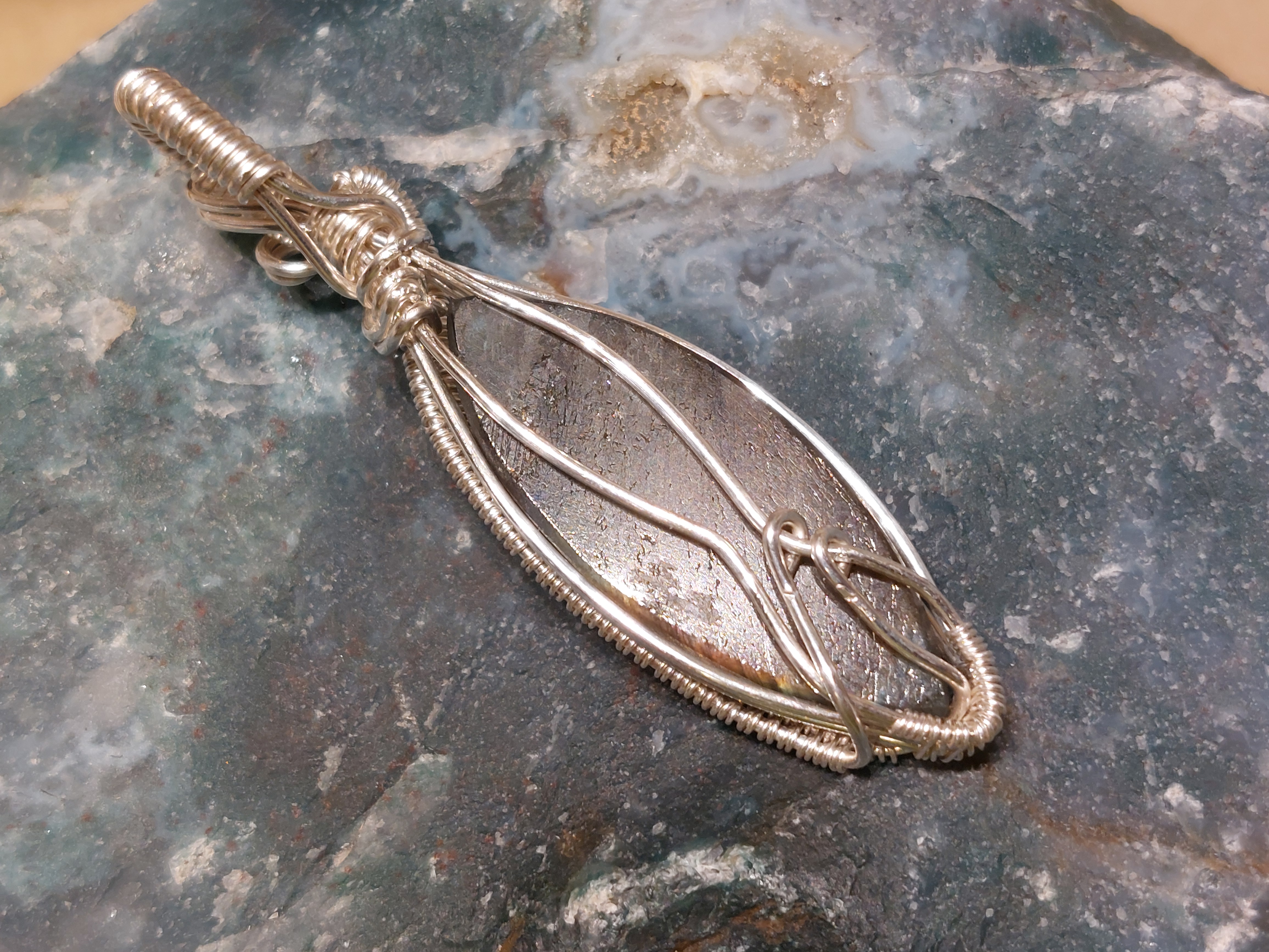 Labradoriet hanger in silverfilled draad, gewrapped door Karin Keur