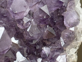 Amethist op standaard