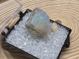 Ethiopisch of welo opaal ruw stukje in doosje met cabuchon