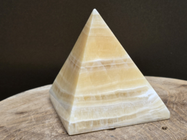 Oranje calciet piramide