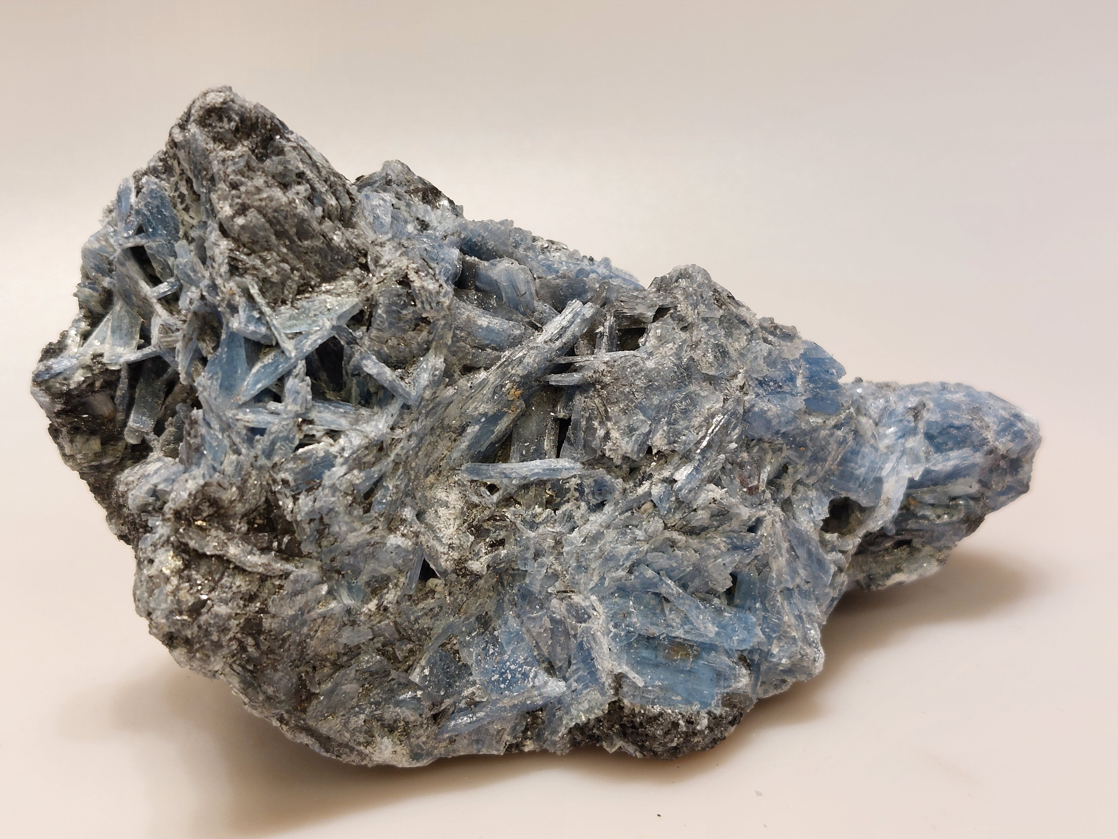 Kyaniet ruw cluster