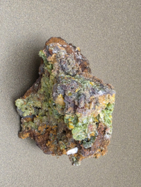 Wulfeniet met groene mimetiet cluster