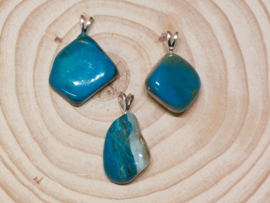 Blauwe opaal hanger met zilveren oogje uit Chili