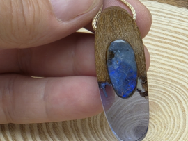 Boulder opaal hanger met walnoot hout en epoxy