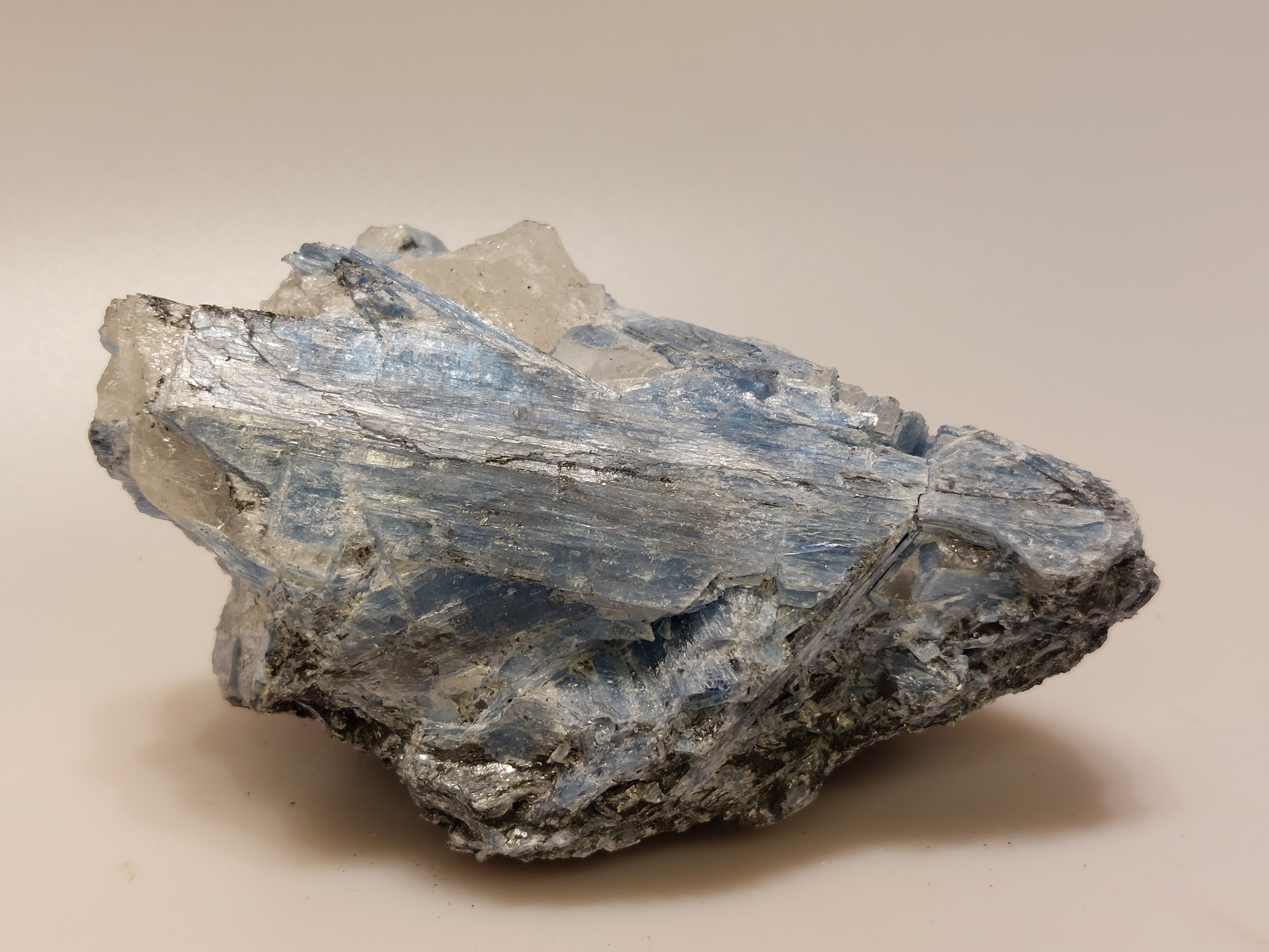 Kyaniet ruw cluster