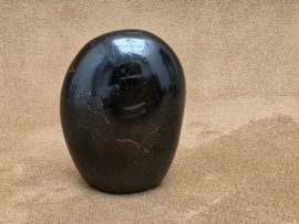 Zwarte toermalijn sculptuur