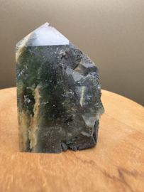 Fluoriet punt met pyriet half ruw, UV-reactief