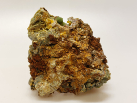 Wulfeniet met groene mimetiet cluster