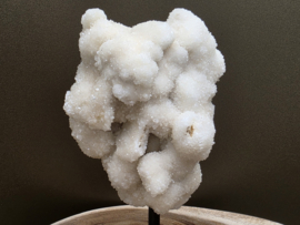 Spirit chalcedoon cluster op standaard uit Indonesië