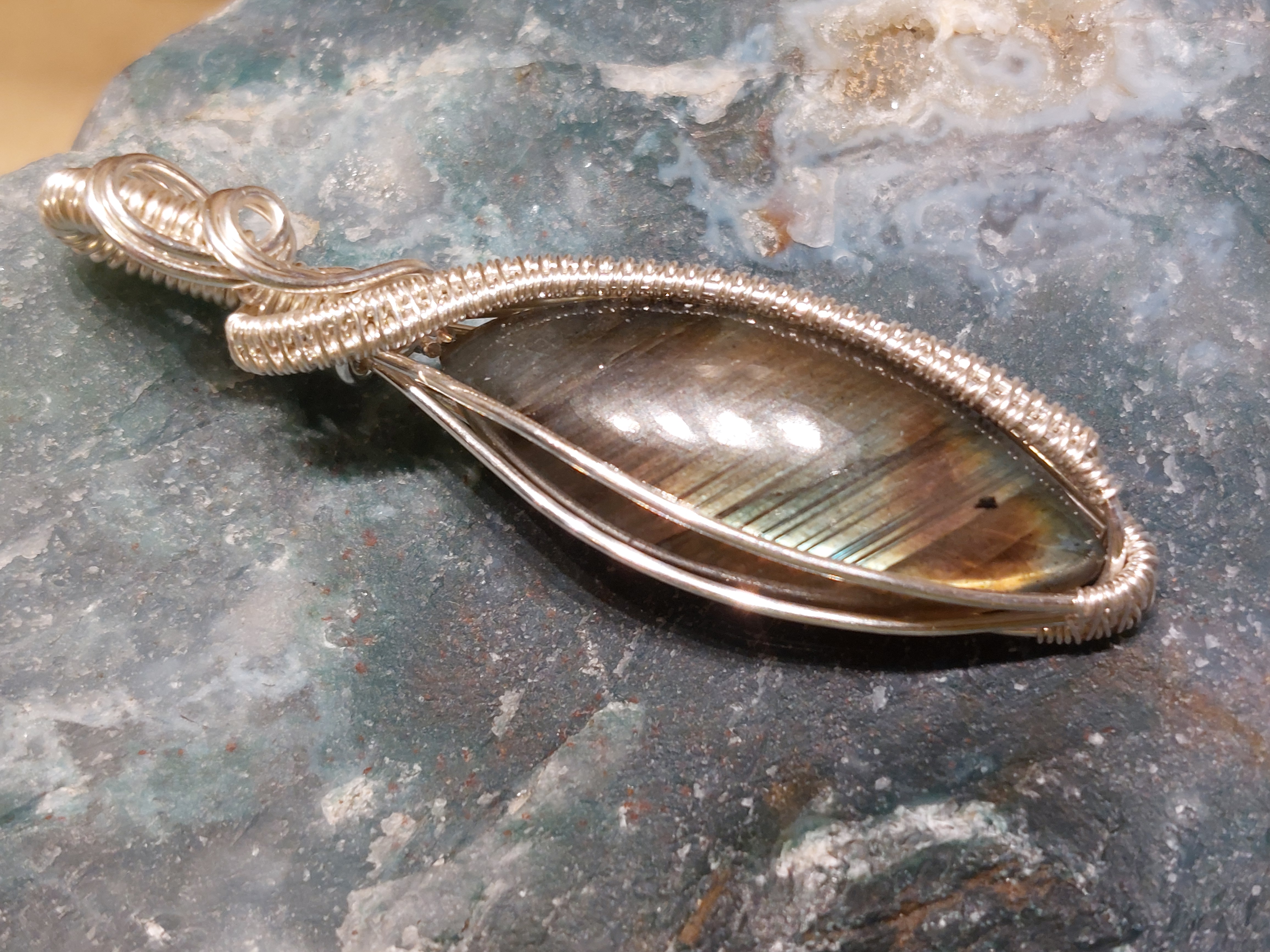 Labradoriet hanger in silverfilled draad, gewrapped door Karin Keur