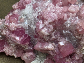 Roze granaat ruw cluster Sierra de Cruces, Coahuila, Mexico