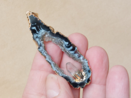 Agaat geode hanger in kneedbaar goud met bergkristal
