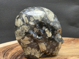 Que sera of vulkaniet elfen being met labradoriet ogen