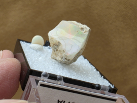 Ethiopisch of welo opaal ruw stukje in doosje met cabochon