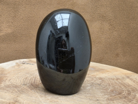 Zwarte toermalijn sculptuur