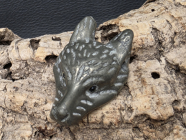 Pyriet wolf hanger doorboord