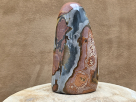 Polychroom jaspis sculptuur