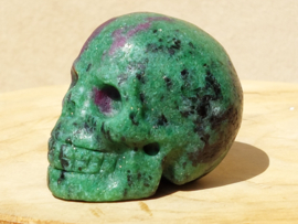 Robijn in zoisiet human skull