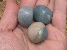 Blauwe paraiba kwarts knuffelsteen