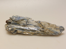 Kyaniet ruw cluster