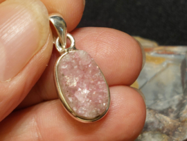 Kobaltcalciet hanger in zilver ruw