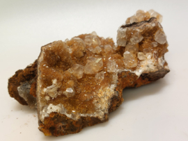 Calciet met hematiet cluster uit Mexico