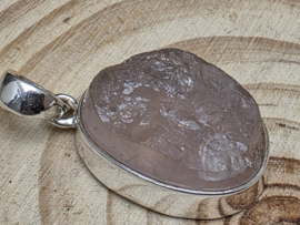 Rozenkwarts hanger in zilver ruw