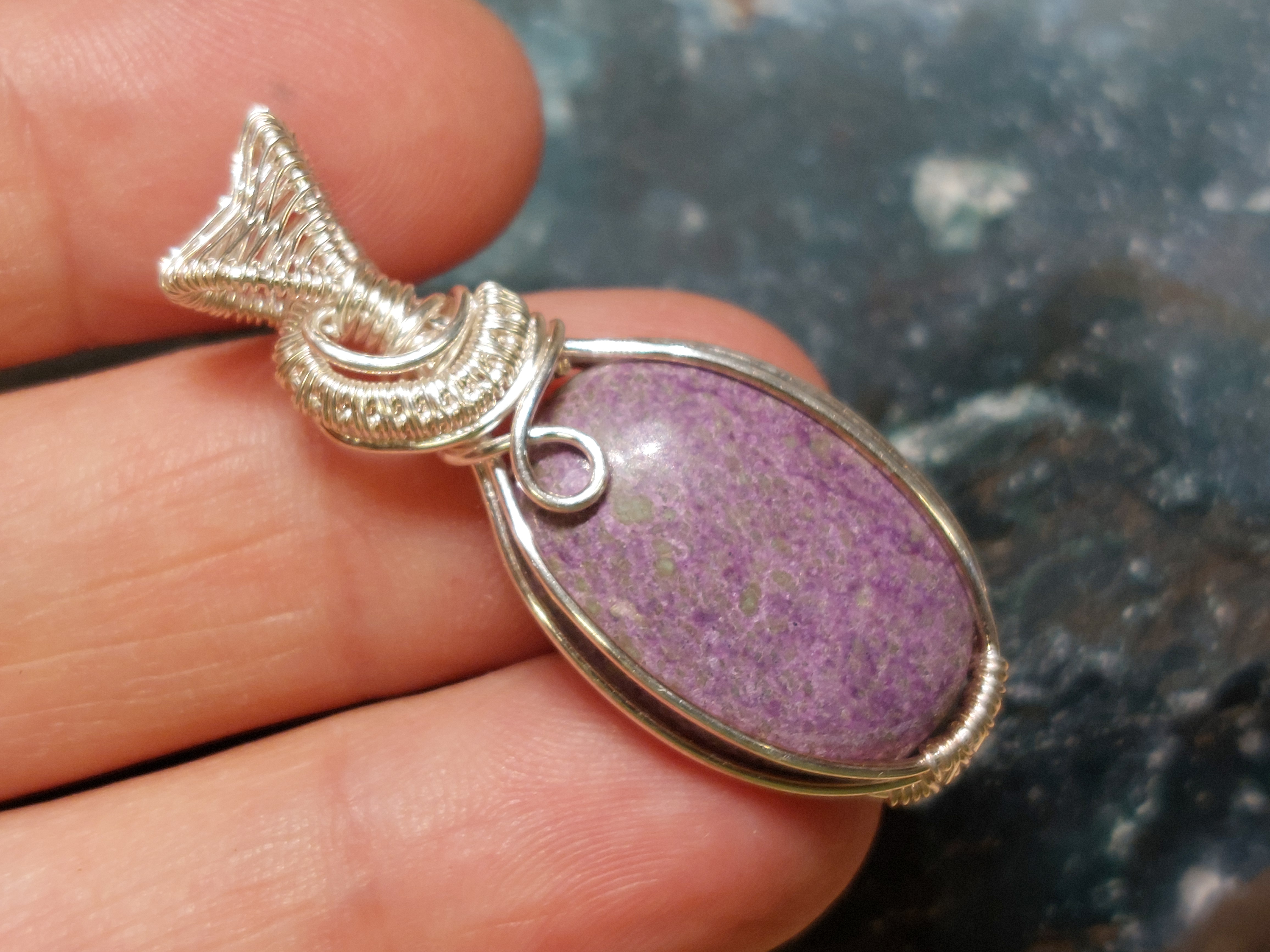 Stichtiet hanger in silverfilled draad, gewrapped door Karin Keur
