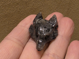 Larvikiet wolf hanger