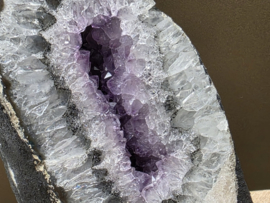 Amethist geode met insluitingen
