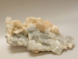 Stilbiet op druzy chalcedoon cluster