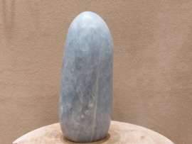 Blauwe calciet sculptuur